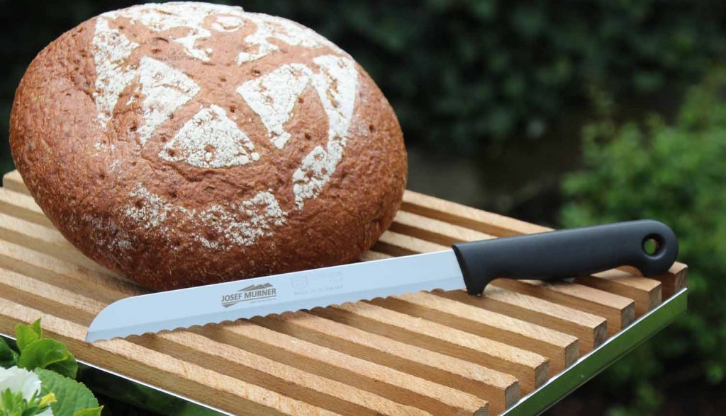 Brotmesser mit Lasergravur auf der Klinge